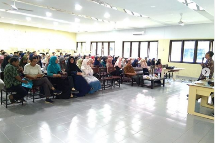 Kuliah Umum " Terapan Teori Sustainable dalam Riset dan Desain Arsitektur' Oleh Dr. Ir. Arif Kusumawanto. MT. IAI. IPU (Dept. Arsitektur dan Perencanaan UGM)